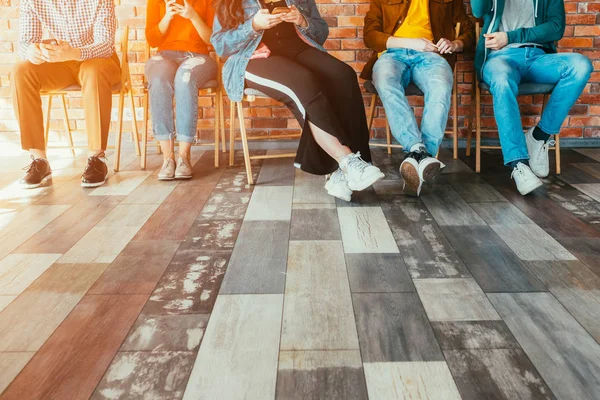 Break friends colleagues sitting smartphones youth — Stock Photo, Image