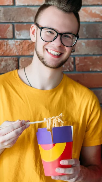 Takeout food millennial noodles yummy spicy meal — Stock Photo, Image