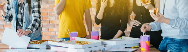 Estilo de vida juvenil trabajando hablando comiendo pizza sabrosa —  Fotos de Stock