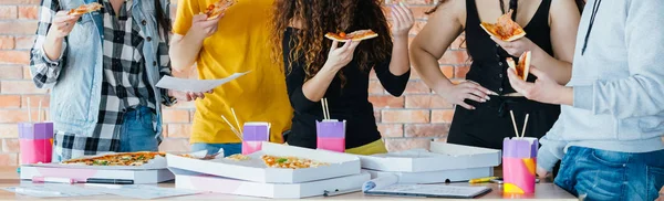 Üzleti csapat ebéd pizza életmód Millennials — Stock Fotó