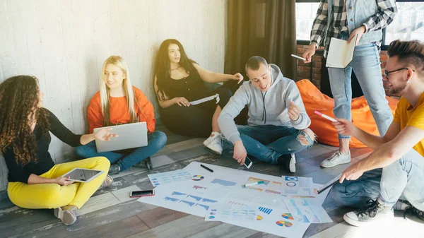 Üzleti csapat találkozó stratégia Millennials sokszínű — Stock Fotó