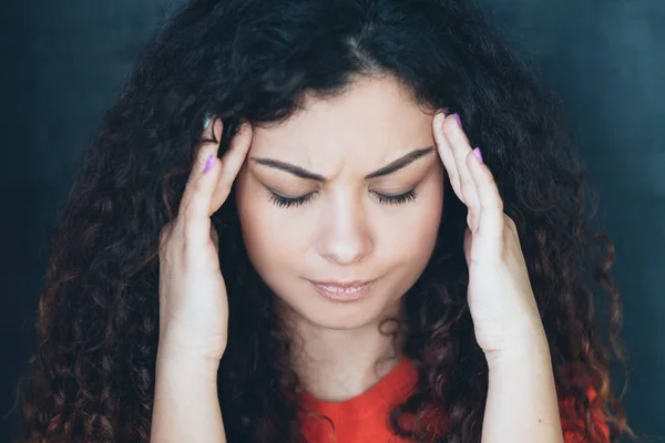 Stress hoofdpijn emotionele jonge vrouw tempels — Stockfoto