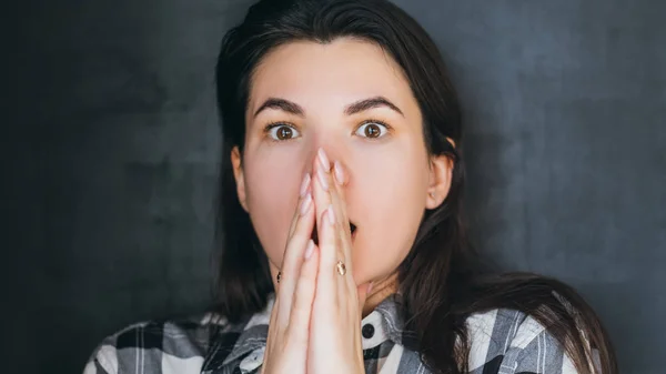 Shock mujer joven asustada expresión facial fobia — Foto de Stock