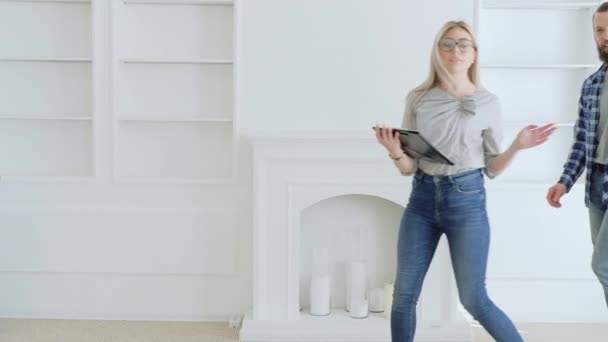 Fastighetsmäklare ungt par nya moderna hem — Stockvideo
