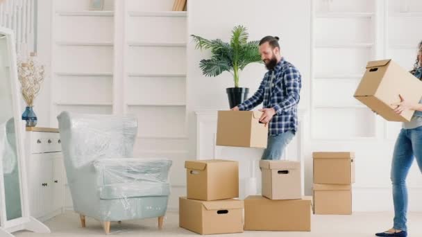 Jovem casal movendo coisas nova casa moderna — Vídeo de Stock