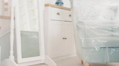 eve mutlu genç bayan yeni modern ev hareketli