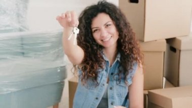 yeni ev mutlu genç bayan daire anahtarları flaunting