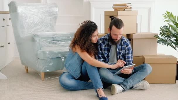 Jong stel nieuw appartement surfen internet — Stockvideo