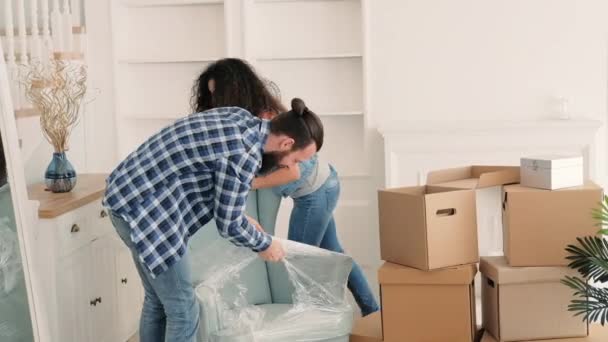 Moving Home jong stel met plezier uitpakken — Stockvideo