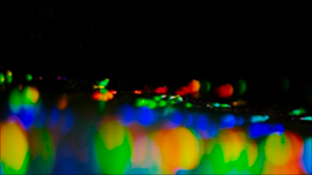 Riflesso delle luci colorate della città di notte di brillamento della lente — Video Stock