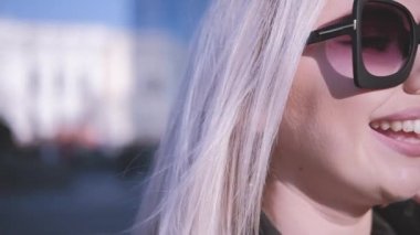 güzel kadın sokakta gülümseyen cep telefonu saç yürüme