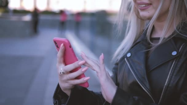 Mulher navegação smartphone mãos redes sociais — Vídeo de Stock