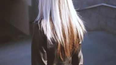 şık şık kentsel sarışın kadın metro inen