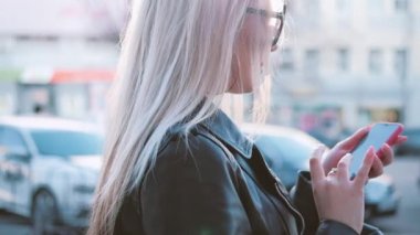 sarışın bayan akıllı telefon sosyal ağ yaşam tarzı