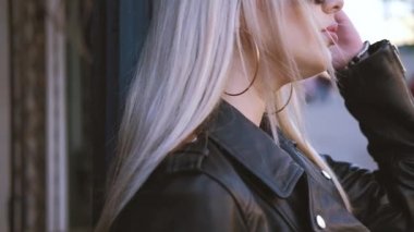 şık kentsel genç sarışın bekleyen dışında ayakta