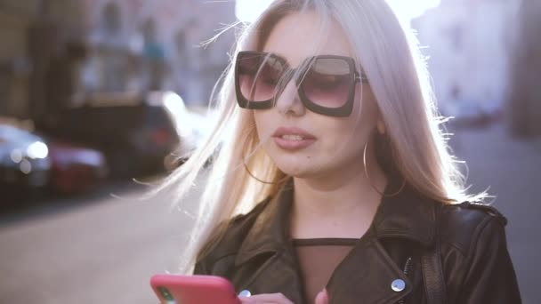 Вираження способу життя блондинка жінка смартфон медіа — стокове відео