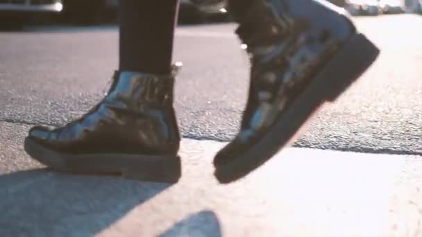 Mulher cruzando rua crosswalk botas de patente preta — Vídeo de Stock