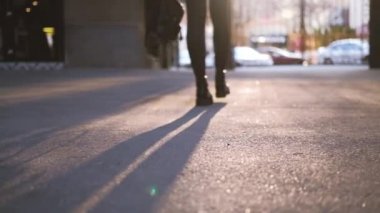 kadın yürüyüş sokak kırmızı tartan etek çizmeler