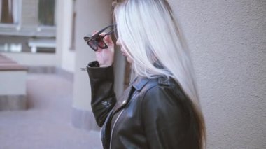 üzgün sarışın bayan tarih başarısızlık bırakarak bekliyor