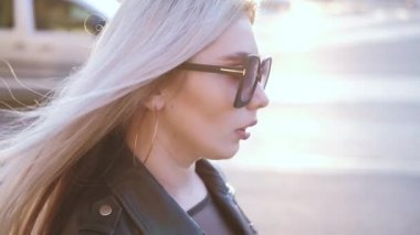 düşünceli kadın sokakta yüz ifadesi yürüme