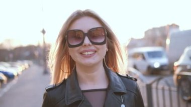 gülümseyen sarışın bayan tatil iş gezisi yürüyüş