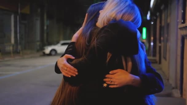Lányok éjszaka ki boldog találkozó utca város fényei — Stock videók