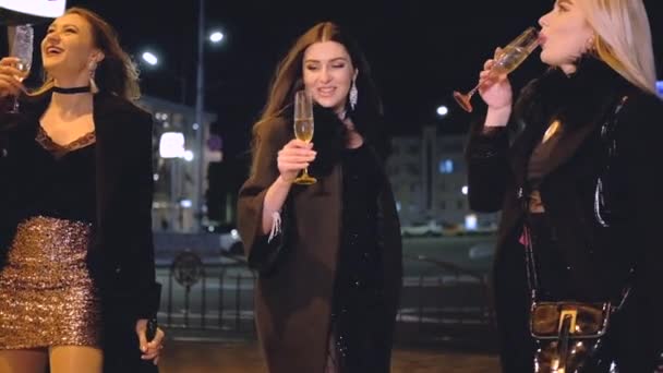 Κορίτσια βράδυ έξω πάρτι πίνοντας σαμπάνια ανοιχτό αέρα — Αρχείο Βίντεο