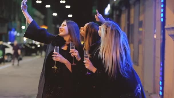 Chicas noche fuera partido selfie calle ciudad luces — Vídeos de Stock