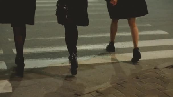 Lányok ki ünnepi hangulat séta éjszaka utca város — Stock videók