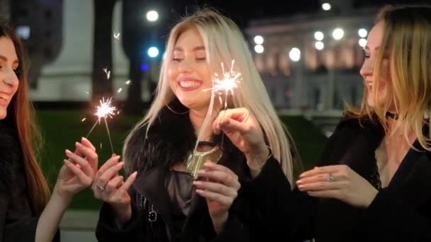 Meninas noite fora festa evento festivo sparklers — Vídeo de Stock