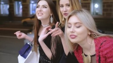 mutlu kızlar gece alışveriş merkezi pencere satış