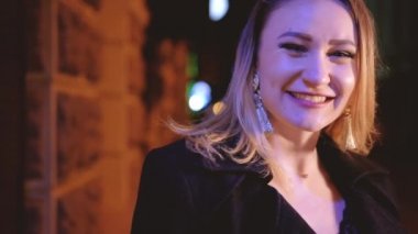 eğlenceli mutlu sarışın bayan flört gece şehir