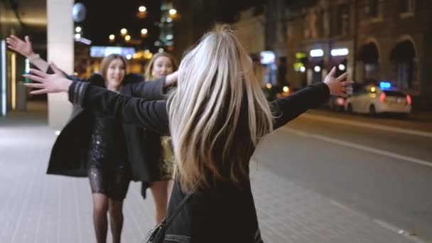 Девушки ночные друзья счастливые встречи на улице — стоковое видео