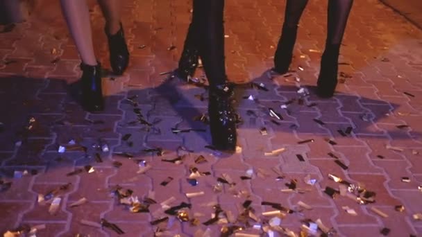 Dziewcząt noc spacer konfetti ulica impreza — Wideo stockowe