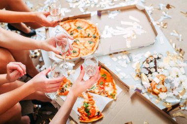 kızlar parti kutlama pizza içme yeme