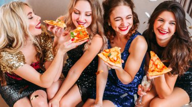 kızlar parti hangout pizza eğlenceli en iyi arkadaşlar