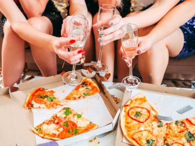 kızlar doğum günü partisi kutlama pizza şampanya
