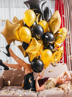 doğum günü partisi sarışın bayan balonlar sevindi