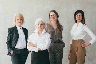başarılı iş kadınları eğitimli kadın liderler