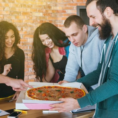 iş ekibi bin yıl öğle yemeği sonu pizza yemek