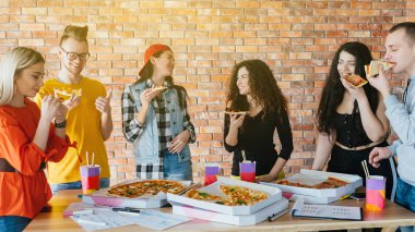 iş ekibi öğle yemeği pizza yaşam tarzı milenyumlar