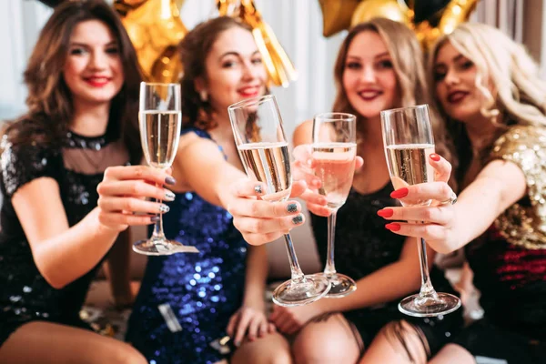 Dziewcząt gratulacje kura party szampan — Zdjęcie stockowe