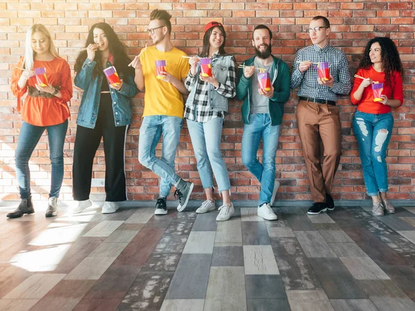 Equipo de negocios coworking almuerzo millennials takeout —  Fotos de Stock
