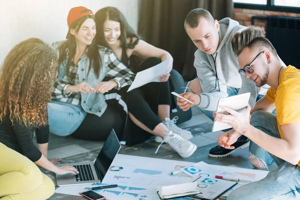 Millennials studying business strategy teamwork — стоковое фото