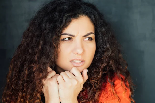 Jonge vrouw bezorgd bezorgdheid angst angst — Stockfoto