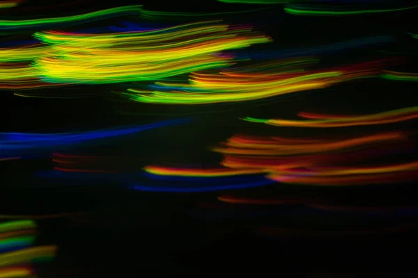 Розмиті неонові хвилясті лінії руху розфокусованих вогнів — стокове фото