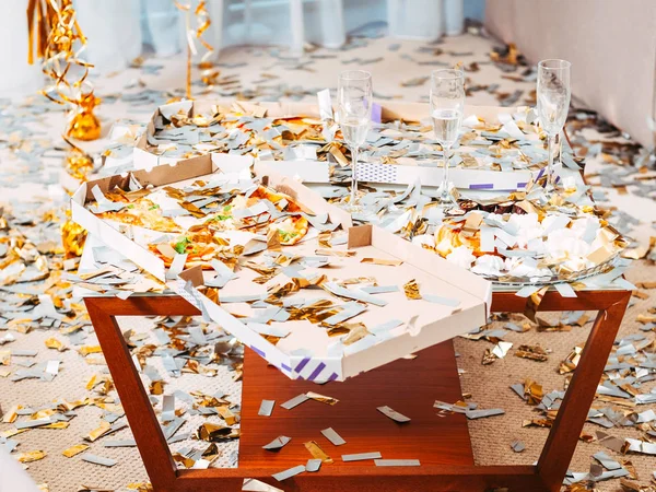 Partij chaos tabel restjes Champagne confetti — Stockfoto