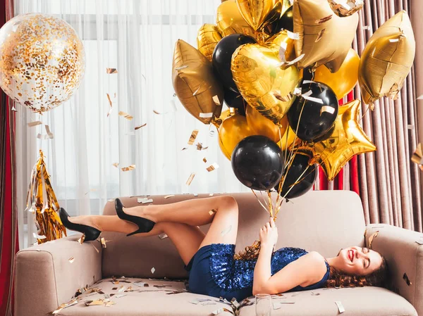 Születésnapi party örömmel mosolygó hölgy léggömbök — Stock Fotó