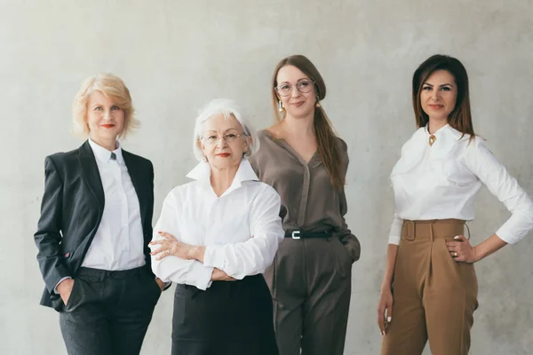 Mujeres de negocios exitosas líderes femeninas educadas — Foto de Stock