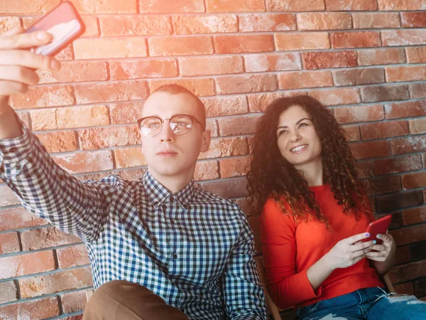 Hombre mujer smartphones nerd selfie morena aplastamiento — Foto de Stock